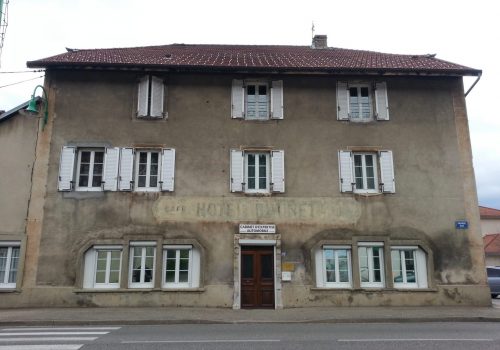 Maison avant rénovation de façade à Saint Martin du Fresne